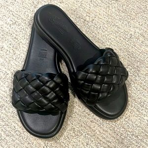 Like New Mint Seychelles black leather braided slide sandals size 7